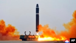 Foto yang disediakan oleh pemerintah Korea Utara ini menunjukkan peluncuran uji coba rudal balistik antarbenua Hwasong-15 di Bandara Internasional Pyongyang di ibu kota Pyongyang, Korea Utara, Sabtu 18 Februari 2023.