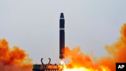 تصویری از لحظه شلیک موشک بالستیک هواسونگ-۱۵ در روز شنبه ١٨ فوریه که کره شمالی منتشر کرده است.