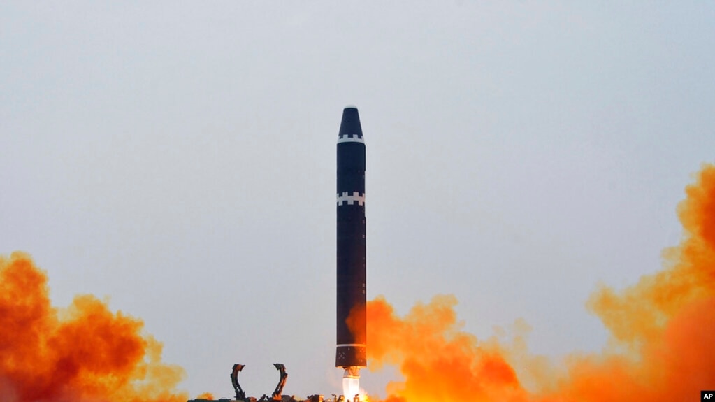 朝鲜政府提供的这张照片显示了 2023 年 2 月 18 日在朝鲜平壤的平壤国际机场试射 Hwasong-15 洲际弹道导弹。(photo:VOA)