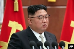 Arhiva - Severnokorejski lider Kim Džong Un govori tokom sastanka vladajuće Radničke partije u Pjongjangu, Severna Koreja, 26. febraura 2023, na fotografiji koju je objavila Vlada Severne Koreje.