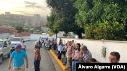 Votantes venezolanos hacen fila en el centro de votación colegio Madre Matilde, en el este de Caracas, para participar en la elección presidencial del 28 de julio de 2024.