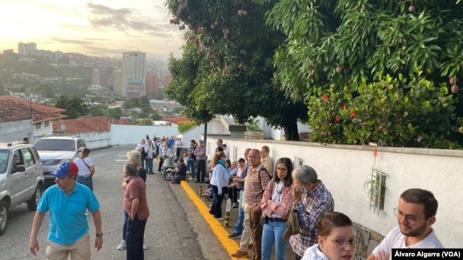 Votantes venezolanos hacen fila en el centro de votación colegio Madre Matilde, en el este de Caracas, para participar en la elección presidencial del 28 de julio de 2024.