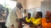 Eleitor coloca o dedo no recipiente de tinta indelével depois de descarregar o voto na urna. Eleições autárquicas, Nampula, 11 de outubro, Moçambique
