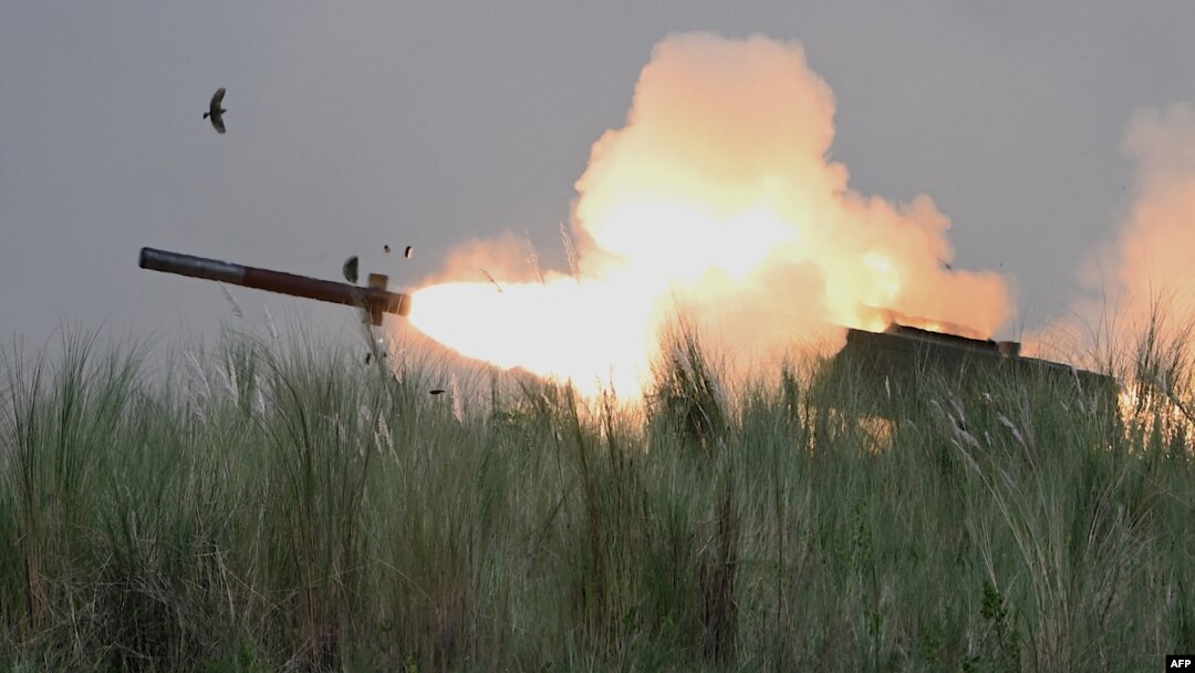 Выстрел из высокомобильной артиллерийской ракетной системы M142 (HIMARS)