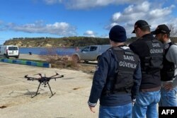 Petugas penjaga pantai mengoperasikan drone untuk mencari korban, setelah setidaknya delapan migran tenggelam setelah kapal yang membawa mereka terbalik di lepas pantai Turki di Laut Aegea, a5 Maret 2024. (Demiroren News AAgency / DHA (Demiroren News Agency) / AFP)