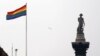 ARCHIVO - La bandera del arco iris, un símbolo de la comunidad LGBTQ+, ondea sobre un edificio al lado del monumento a la Columna de Nelson, a la derecha, en Trafalgar Square, en el centro de Londres, el 28 de marzo de 2014.