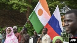 Прихильники хунти Нігеру тримають прапори своєї країни та Росії під час мітингу у Ніамеї 26 серпня 2023 року на підтримку військових лідерів, які організували переворот в країні. Фото AFP