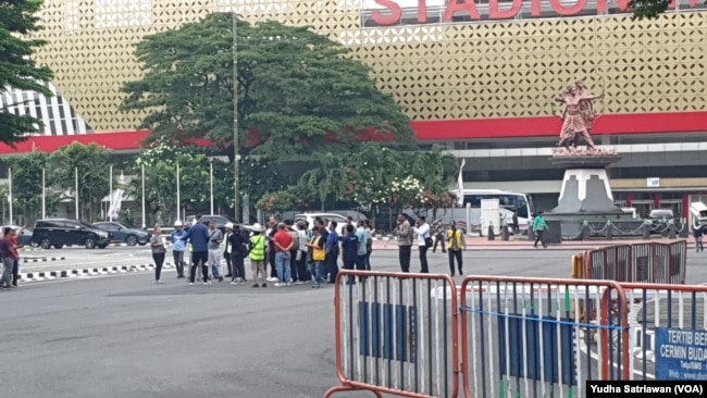 Rombongan tim FIFA, iNAFOC dan Pemkot Solo saat mengecek kesiapan akhir Stadion Manahan Solo, Sabtu, 25 Maret 2023.(VOA/ Yudha Satriawan)
