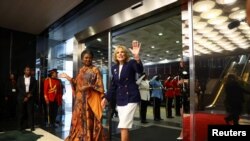 Ibu Negara AS Jill Biden melambaikan tangannya saat disambut oleh Ibu Negara Namibia Monica Geingos menjelang jamuan makan siang, di Gedung Negara di Windhoek, Namibia, 23 Februari 2023.