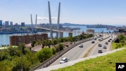 ARHIVA - Pogled na most koji povezuje Rusko ostrvo i Vladivostok, 26. avgusta 2023.