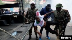 La police arrête l'activiste kenyan Boniface Mwangi lors d'une manifestation antigouvernementale à Nairobi, le 25 juillet 2024.