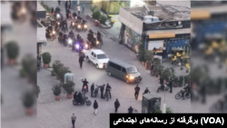 هجوم نیروهای سرکوب جمهوری اسلامی به معترضان در سالگرد مهسا امینی، شنبه ۲۵ شهریور ۱۴۰۲، اکباتان تهران 