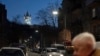 2023年3月18日，乌克兰基辅波迪尔区，一名男子背景是圣安德鲁教堂的街头。