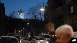 2023年3月18日，烏克蘭基輔波迪爾區，一名男子背景是聖安德魯教堂的街頭。