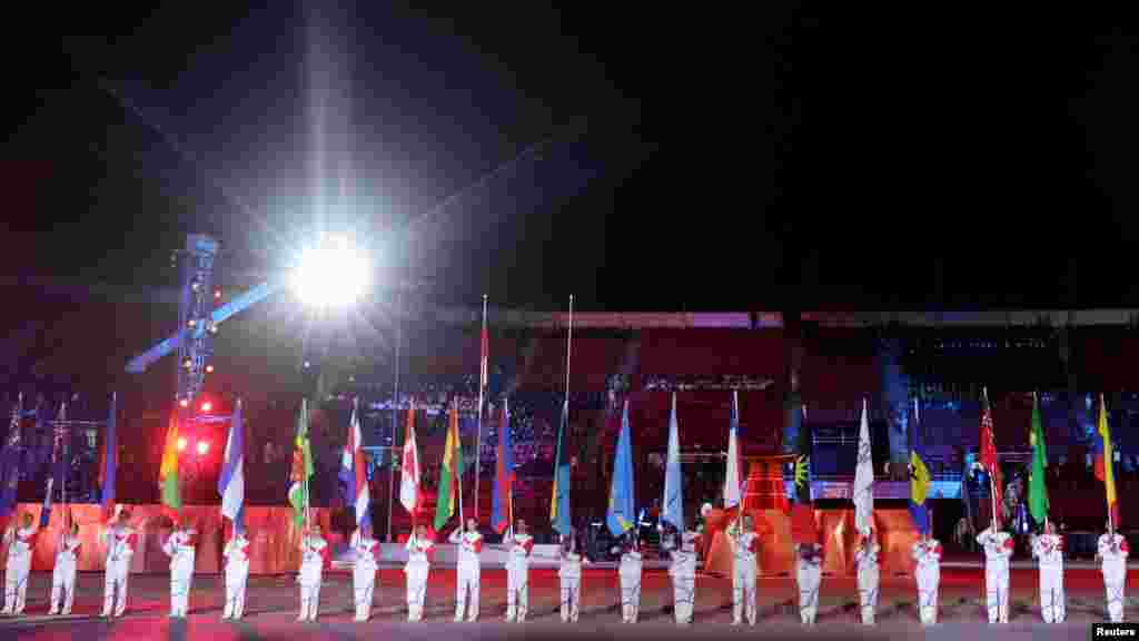 Voluntarios portan las banderas de los países participantes de los Juegos Panamericanos,&nbsp;el mayor evento deportivo que celebra Chile desde la Copa Mundial de fútbol de 1962.