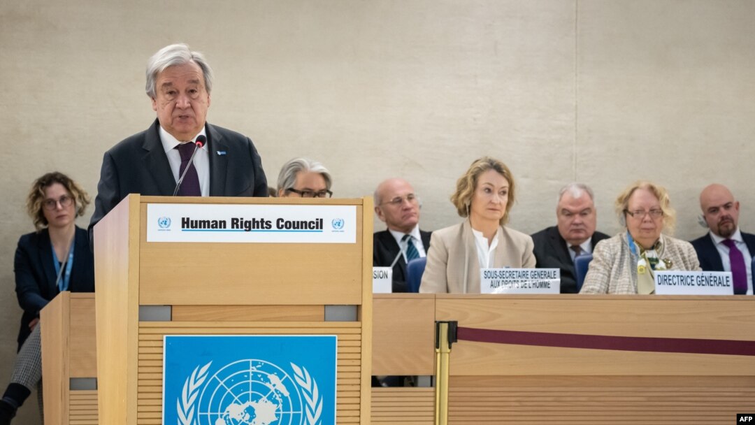 Sekretaris Jenderal PBB Antonio Guterres menyampaikan pidato pada sidang Dewan HAM PBB ke-52, di Jenewa, 27 Februari 2023. (Fabrice COFFRINI/AFP)