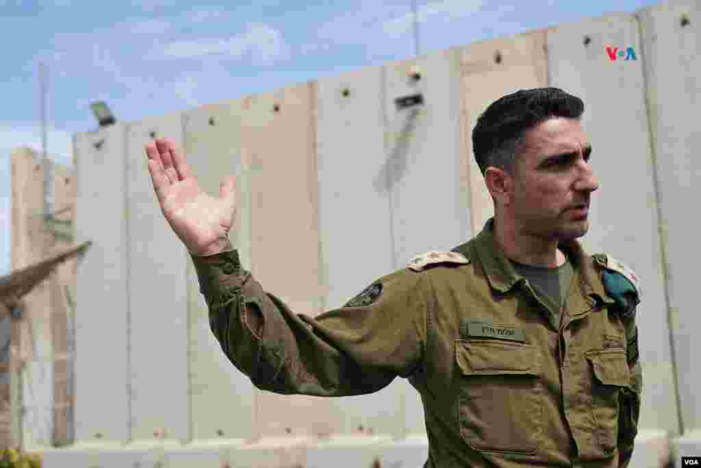 El coronel israelí Elad Goren, del COGAT, organismo del ejército que se encarga de los asuntos administrativos y civiles&nbsp;en los territorios palestinos ocupados, en el cruce de Kerem Shalom.