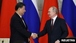 Xi i Putin se rukuju tokom susreta u Moskvi, 21. mart 2023.