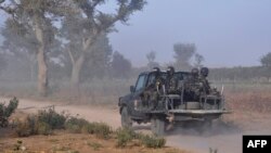 Kikosi cha Rapid Intervention Force kikifanya doria katika eneo linalo shikiliwa na Boko Haram la Mosogo huko Cameroon, Machi 21 2019. Picha na Reinnier KAZE / AFP.