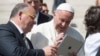 Papa Francis, 2017'de bir iPad'e bakarken