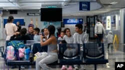 Migrantes albergados en el aeropuerto O'Hare de Chicago el 20 de septiembre de 2023.