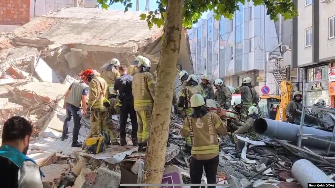 Küçükçekmece'de çöken binada 1 kişi öldü, 8 kişi de yaralandı. Binanın enkazında yaklaşık üç buçuk saat arama-kurtarma çalışmaları yürütüldü.