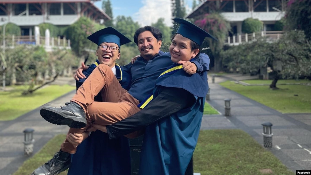 Dr. Imam Santoso ST., M.Phil, pakar metalurgi dan dosen Fakultas Teknik Pertambangan dan Perminyakan di Institut Teknologi Bandung ITB, bersama dua wisudawan bimbingannya yang lulus 3,5 tahun Cumlaude tahun 2022. (Facebook/ISantosoJbr)