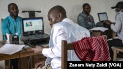 Des agents de la Commission électorale nationale indépendante (CENI) en plein processus d'enrôlement des électeurs dans un des centres de la ville de Goma, en RDC, le 18 février 2023. 