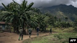 Des soldats congolais patrouillent dans le village de Mwenda, récemment attaqué par le groupe armé des Forces démocratiques alliées (ADF), dans le secteur de Rwenzori, au nord-est de la RDC, le 23 mai 2021.