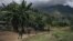 Des soldats congolais patrouillent dans le village de Mwenda, récemment attaqué par le groupe armé des Forces démocratiques alliées (ADF), dans le secteur de Rwenzori, au nord-est de la RDC, le 23 mai 2021.
