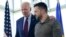 ARHIVA - Predsednik SAD hoda sa predsednikom Ukrajine Volodimirom Zelenskim, tokom Samita G7 u Hirošimi, u Japanu, 21. maja 2023.