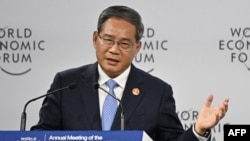 Perdana Menteri China Li Qiang menyampaikan pidato dalam pembukaan Forum Ekonomi Dunia di Dalian, provinsi Liaoning, China, pada 25 Juni 2024. (Foto: AFP/Pedro Pardo)