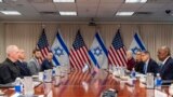 로이드 오스틴(오른쪽) 미 국방장관과 요아브 갈란트(왼쪽) 이스라엘 국방장관이 26일 워싱턴 D.C. 인근 버지니아주 펜타곤(국방부 청사)에서 회담하고 있다. 