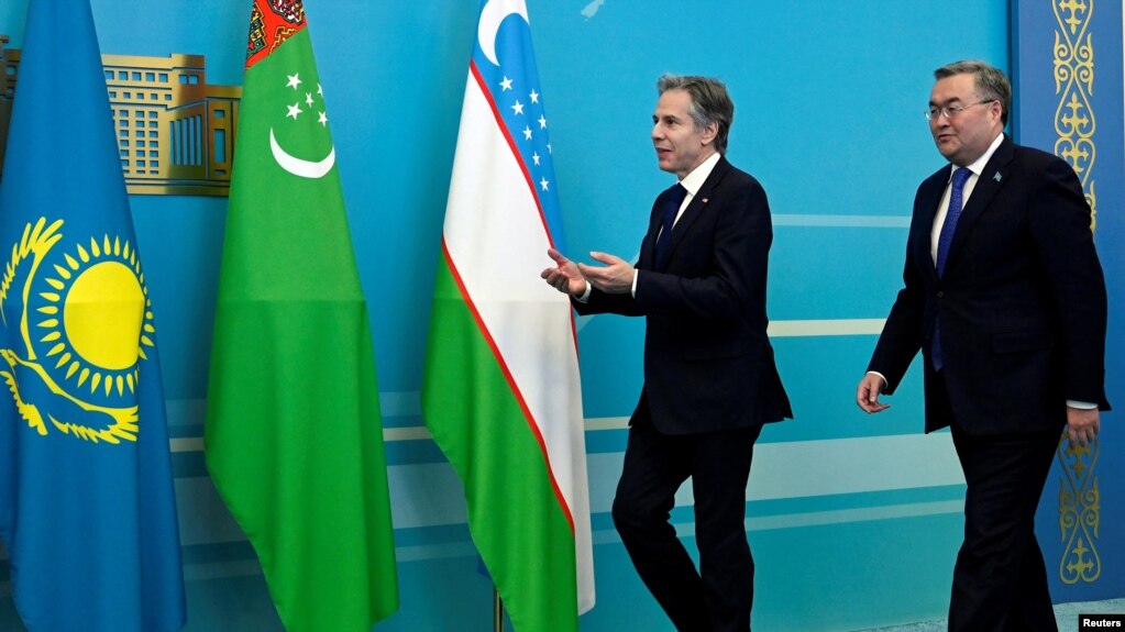 美国国务卿布林肯在哈萨克斯坦首都阿斯塔纳与哈萨克斯坦外长穆赫塔尔·特列乌别尔季出席美国-中亚（C5+1）部长级会议。（2023年2月28日）(photo:VOA)