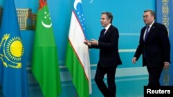 美国国务卿布林肯在哈萨克斯坦首都阿斯塔纳与哈萨克斯坦外长穆赫塔尔·特列乌别尔季出席美国-中亚（C5+1）部长级会议。（2023年2月28日）