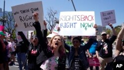 지난 4월 미국 캘리포니아주 로스앤젤레스에서 열린 '여성 행진' 참가자들이 카멀라 해리스 부통령 연설에 환호하고 있다. (자료사진) 