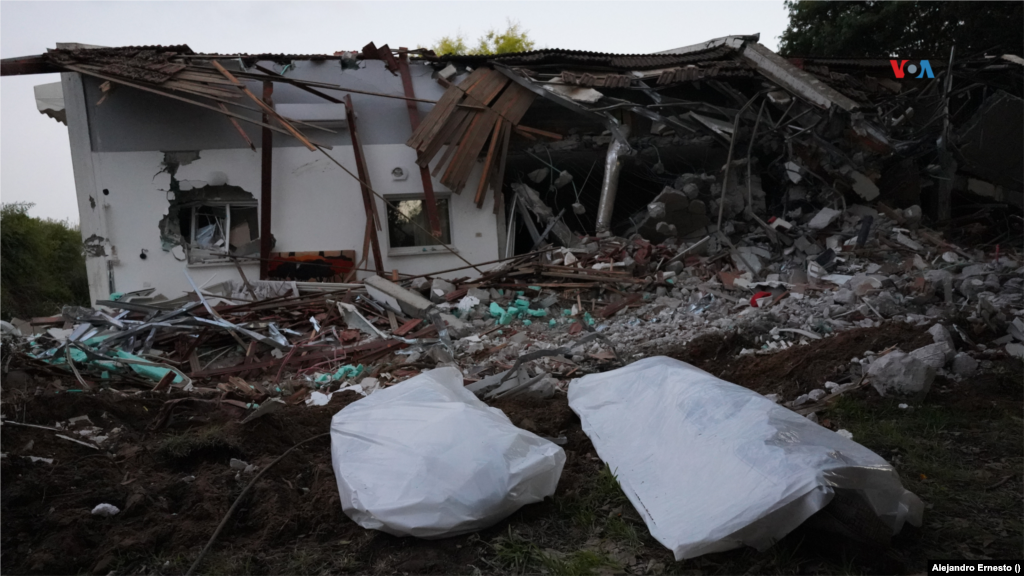 Las ruinas de una casa destruida por lo que parece ser una explosión puede verse el 11 de octubre de 2023 en el kibutz Be&#39;eri, a dos kilómetros de la Franja de Gaza, uno de las comunidades civiles más golpeadas por el ataque sorpresa de Hamás el sábado 7 de octubre de 2023.&nbsp;