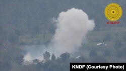 (ယခင်ပုံဟောင်း) (ကယား) ကရင်နီပြည်နယ်၊ ဒီးမော့ဆိုမြို့နယ် အနောက်ခြမ်း ရွာခံနဲ့ စစ်ရှောင်နေထိုင်တဲ့နေရာမှာ စစ်ကောင်စီရဲ့ လေကြောင်းတိုက်ခိုက်မှုကိုတွေ့ရစဉ် (ဓါတ်ပုံ - KNDF) 