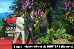 Wakil Presiden AS Kamala Harris (kiri) disambut Presiden Joko Widodo setibanya di KTT Perhimpunan Bangsa-Bangsa Asia Tenggara (ASEAN) ke-43 di Jakarta, 6 September 2023. (Foto: Bagus Indahono/Pool via REUTERS)