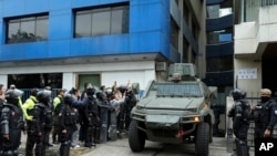 Sebuah kendaraan militer mengangkut mantan Wakil Presiden Ekuador Jorge Glas dari pusat penahanan tempat dia ditahan setelah polisi menyerbu Kedutaan Besar Meksiko untuk menangkapnya di Quito, Ekuador, Sabtu, 6 April 2024.