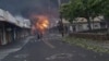 Des habitants regardent la fumée et les flammes remplir l'air des incendies de forêt qui font rage sur Front Street au centre-ville de Lahaina, Maui, le 8 août 2023.