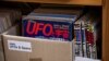 Majalah-majalah tua yang mengulas tentang UFO dan luar angkasa dari Jepang dipajang di Archives for the Unexplained (AFU) di Norrkoping, Swedia pada 12 Maret 2024. (Foto: Jonathan Nackstrand/AFP)