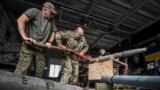 สมาชิกหน่วยรบ Steppe Wolves ซึ่งประกอบด้วยอาสาสมัครชายชาวยูเครนซึ่งส่วนใหญ่อายุมากกว่า 60 ปี กำลังซ่อมแซมเครื่องยิงจรวด BM-21 Grad ที่เมืองซาปอริซห์เซีย เมื่อวันที่ 26 เมษายน 2024 (รอยเตอร์)
