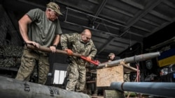 สมาชิกหน่วยรบ Steppe Wolves ซึ่งประกอบด้วยอาสาสมัครชายชาวยูเครนซึ่งส่วนใหญ่อายุมากกว่า 60 ปี กำลังซ่อมแซมเครื่องยิงจรวด BM-21 Grad ที่เมืองซาปอริซห์เซีย เมื่อวันที่ 26 เมษายน 2024 (รอยเตอร์)