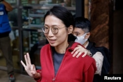 Aktivis pro-demokrasi Bobo Yip ditahan polisi atas tuduhan berkolusi dengan pasukan asing dan menghasut untuk melakukan kerusuhan di Hong Kong, 10 Agustus 2023. (REUTERS/Tyrone Siu)