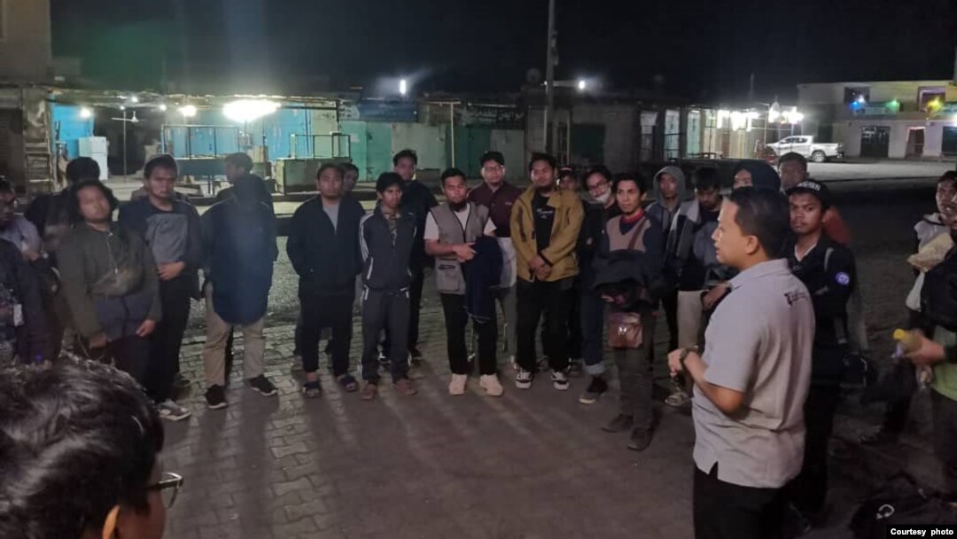 Suasana evakuasi ratusan WNI ke Pelabuhan Sudan lewat jalur darat. (foto courtesy: Kemlu RI).