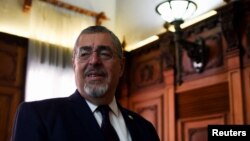 El presidente de Guatemala, Bernardo Arévalo, observa durante una entrevista con Reuters en el Palacio Nacional de la Cultura, en la Ciudad de Guatemala, Guatemala, el 8 de febrero de 2024.