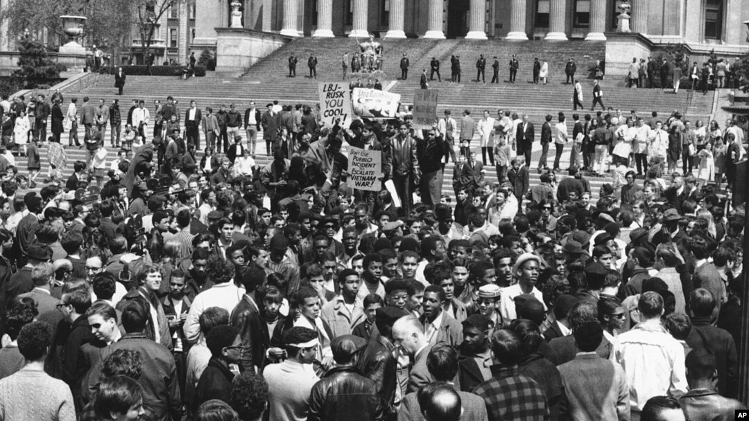 Demonstranti i studenti koji protestuju protiv rata u Vijetnamu na trgu ispred Niske memorijalne biblioteke Kolumbija univerziteta u Njujorku, 27. aprila 1968.