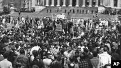 Demonstranti i studenti koji protestuju protiv rata u Vijetnamu na trgu ispred Niske memorijalne biblioteke Kolumbija univerziteta u Njujorku, 27. aprila 1968.