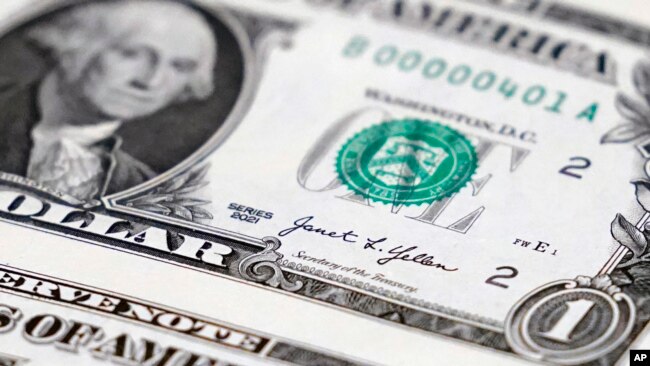 ARCHIVO - Un billete de un dólar estadounidense recién impreso se muestra en la Instalación de Moneda Occidental de la Oficina de Grabado e Impresión en Fort Worth, Texas, el 8 de diciembre de 2022.